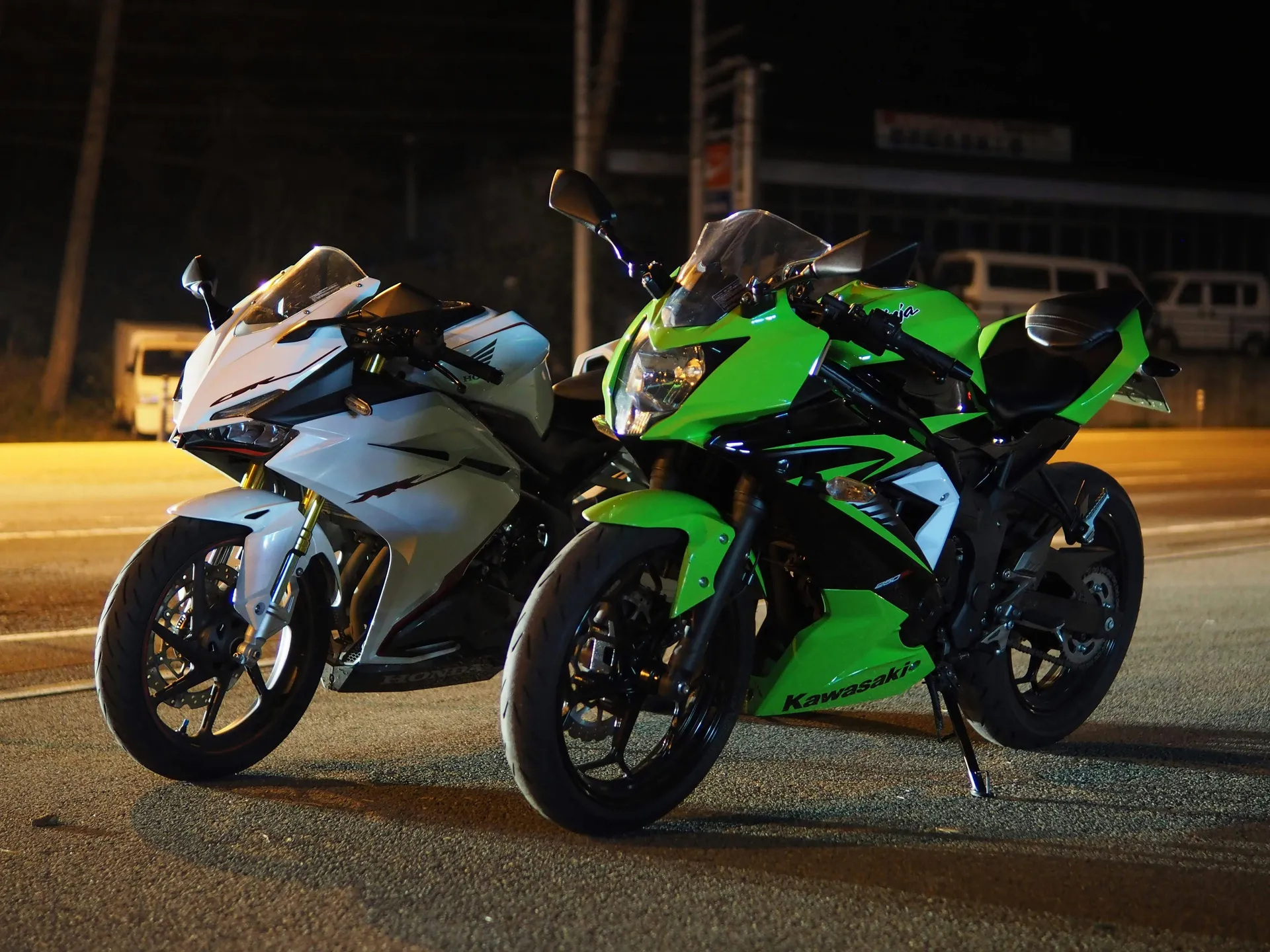 Model van een automerk in de hero van de website